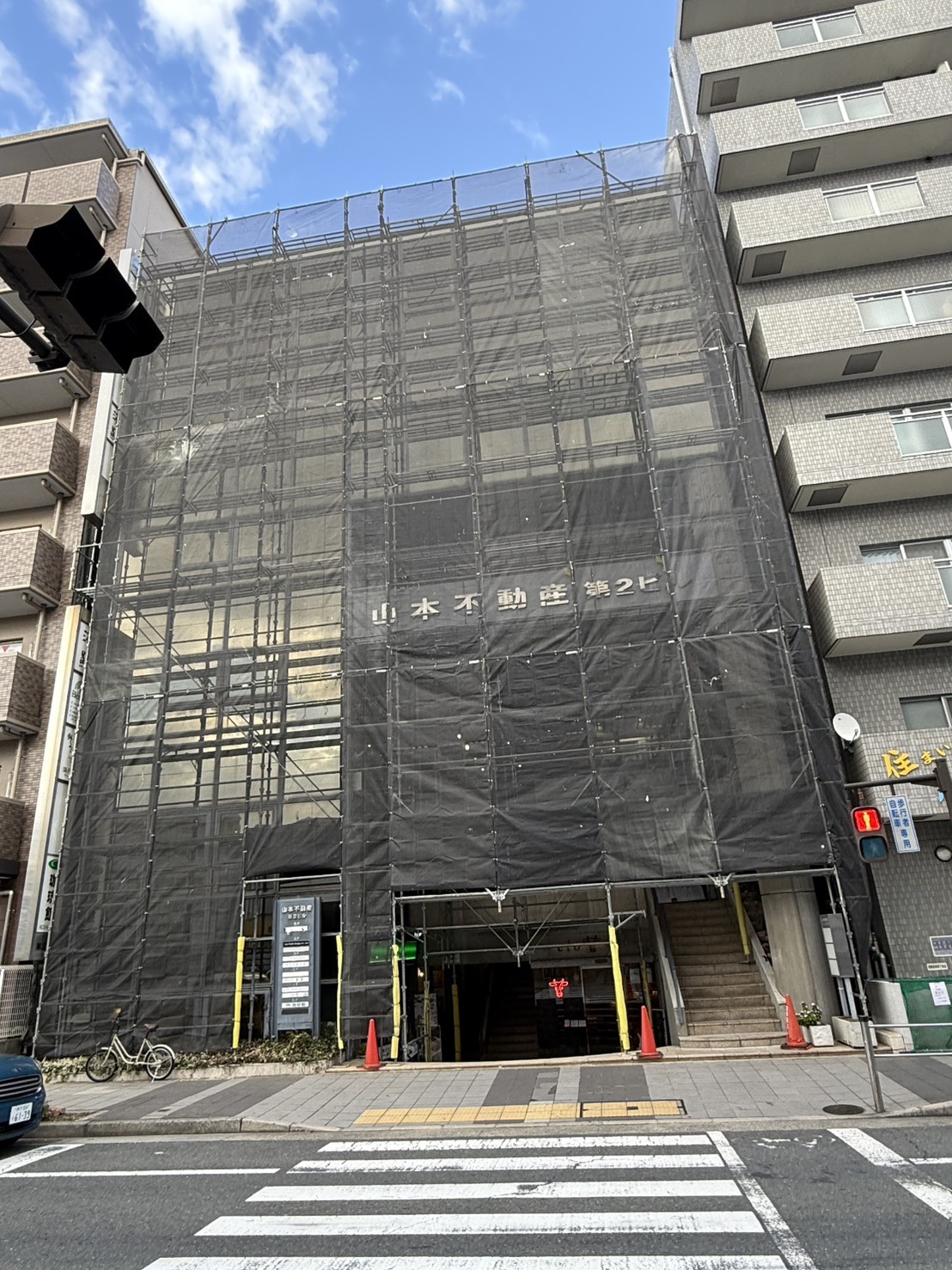 伊丹市駅前 山本不動産ビル 改修工事用足場の仮設足場施工写真