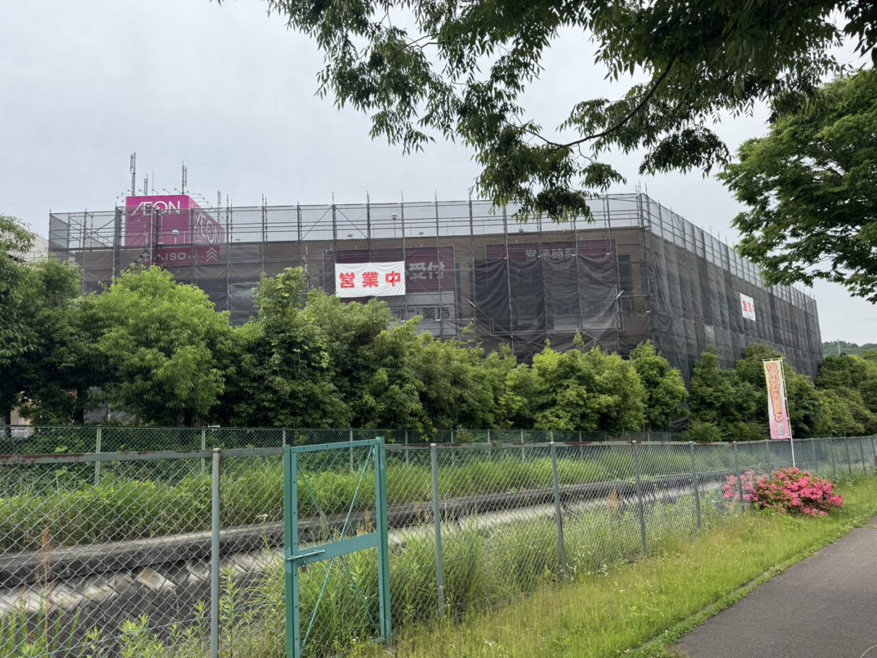 猪名川町 大規模商業施設の仮設足場施工写真