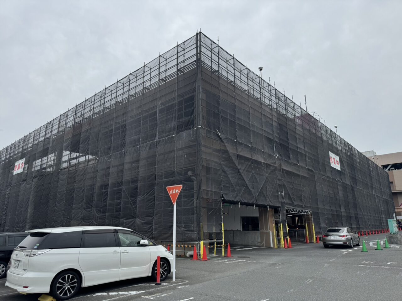 猪名川町 大規模商業施設の仮設足場施工写真